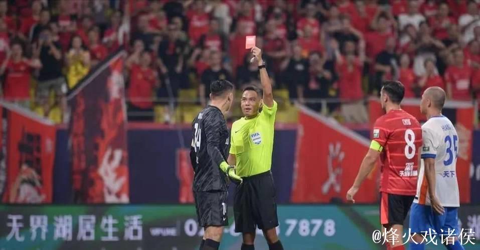 球迷不满裁判放过Semenyo锁喉动作未判红牌